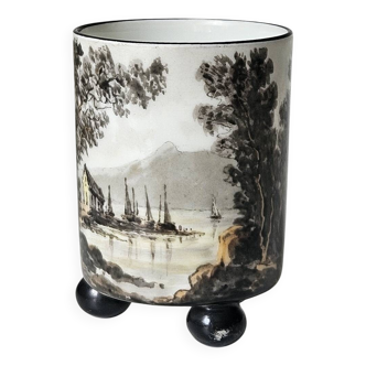 Tasse antique en barbotine de Montigny-sur-Loing (1880-1900)