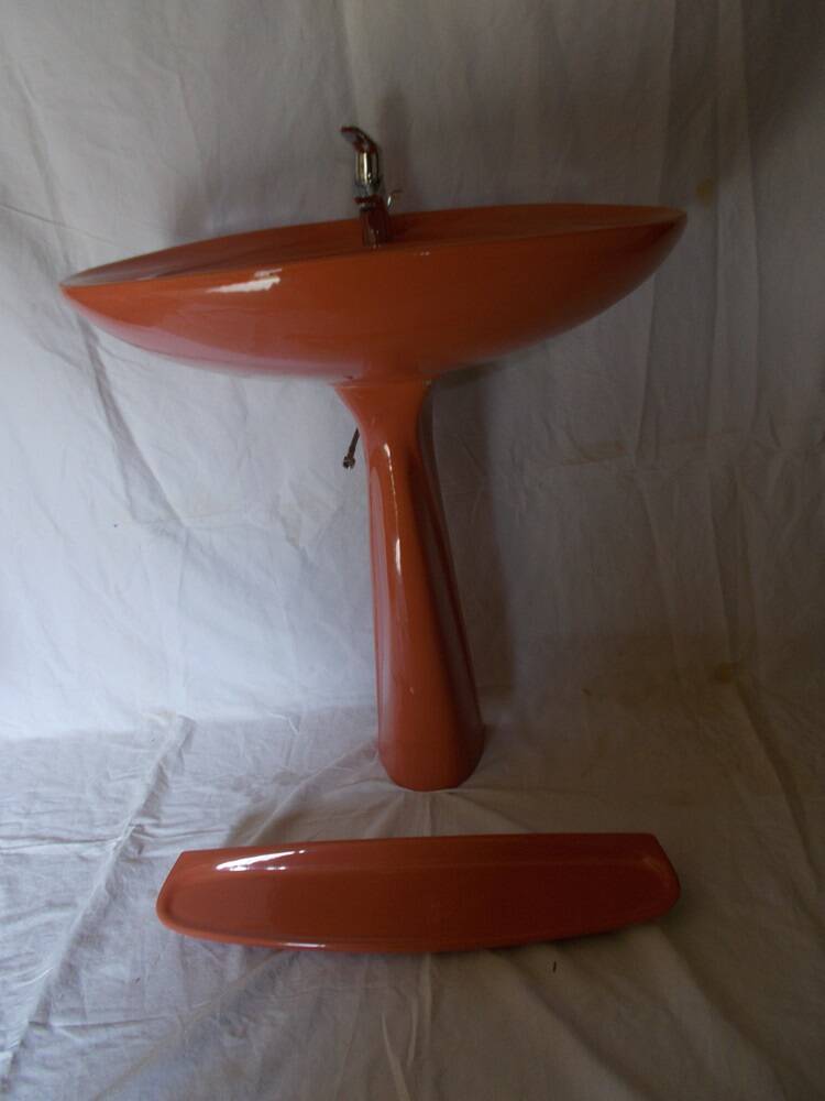 Lavabo vintage et sa tablette orange