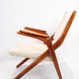 Fauteuil fabriqué en bois foncé poli et tissu clair par Arne Hovmand-Olsen des années 1960