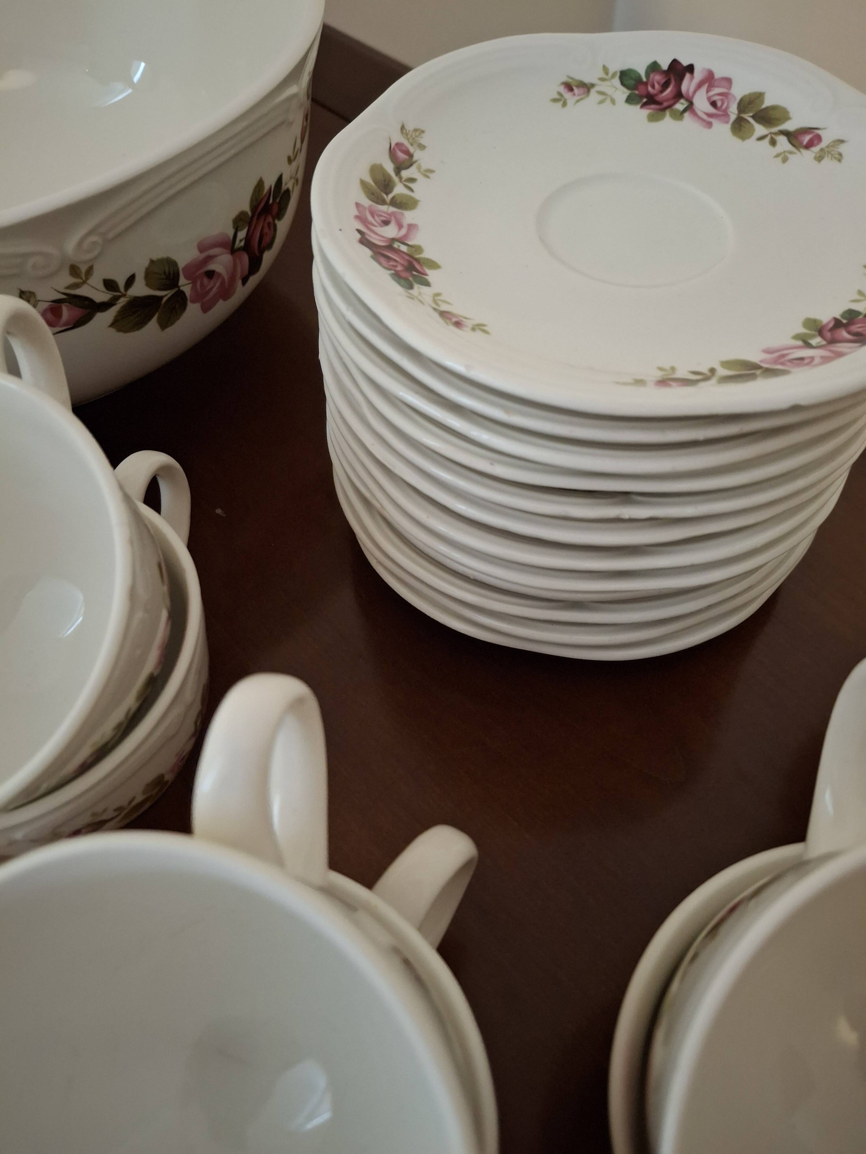 Vintage tableware service in Gien earthenware, "Champs" model with roses – An
