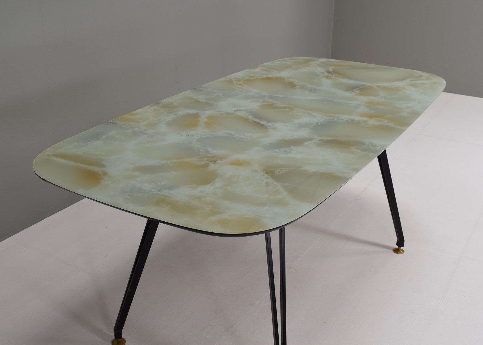 Table à manger italienne avec base en métal et plateau en verre et laiton, années 1950.
