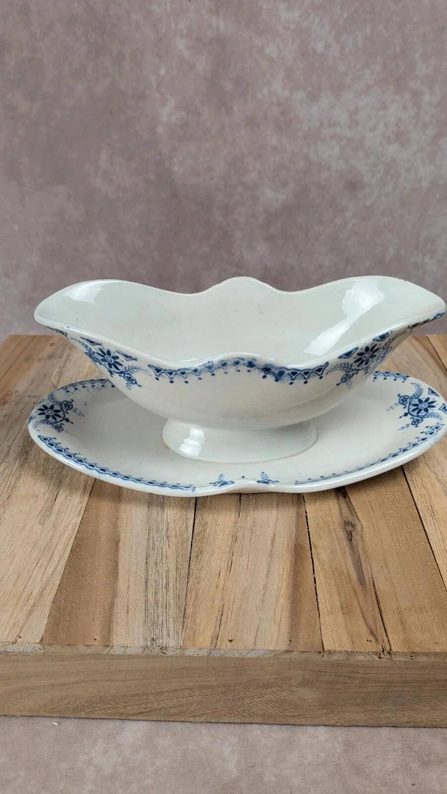 Antique sauce boat K&g Lunéville – Lunel model