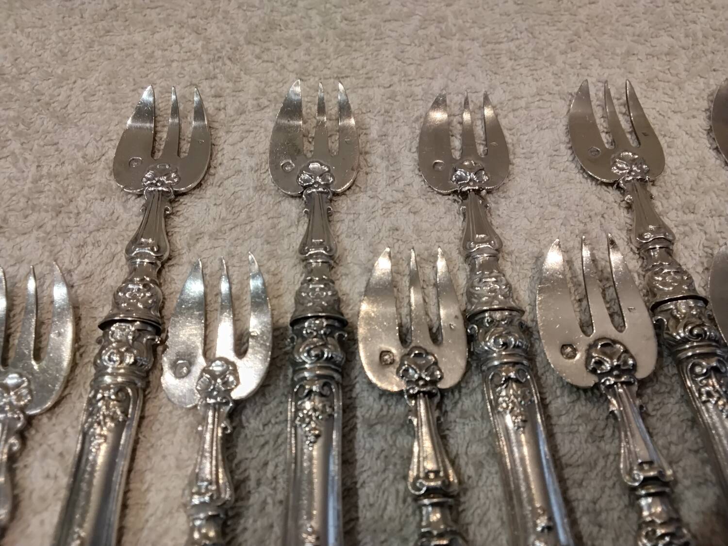 11 silver oyster forks, 800 Minerva style, Louis Philippe
