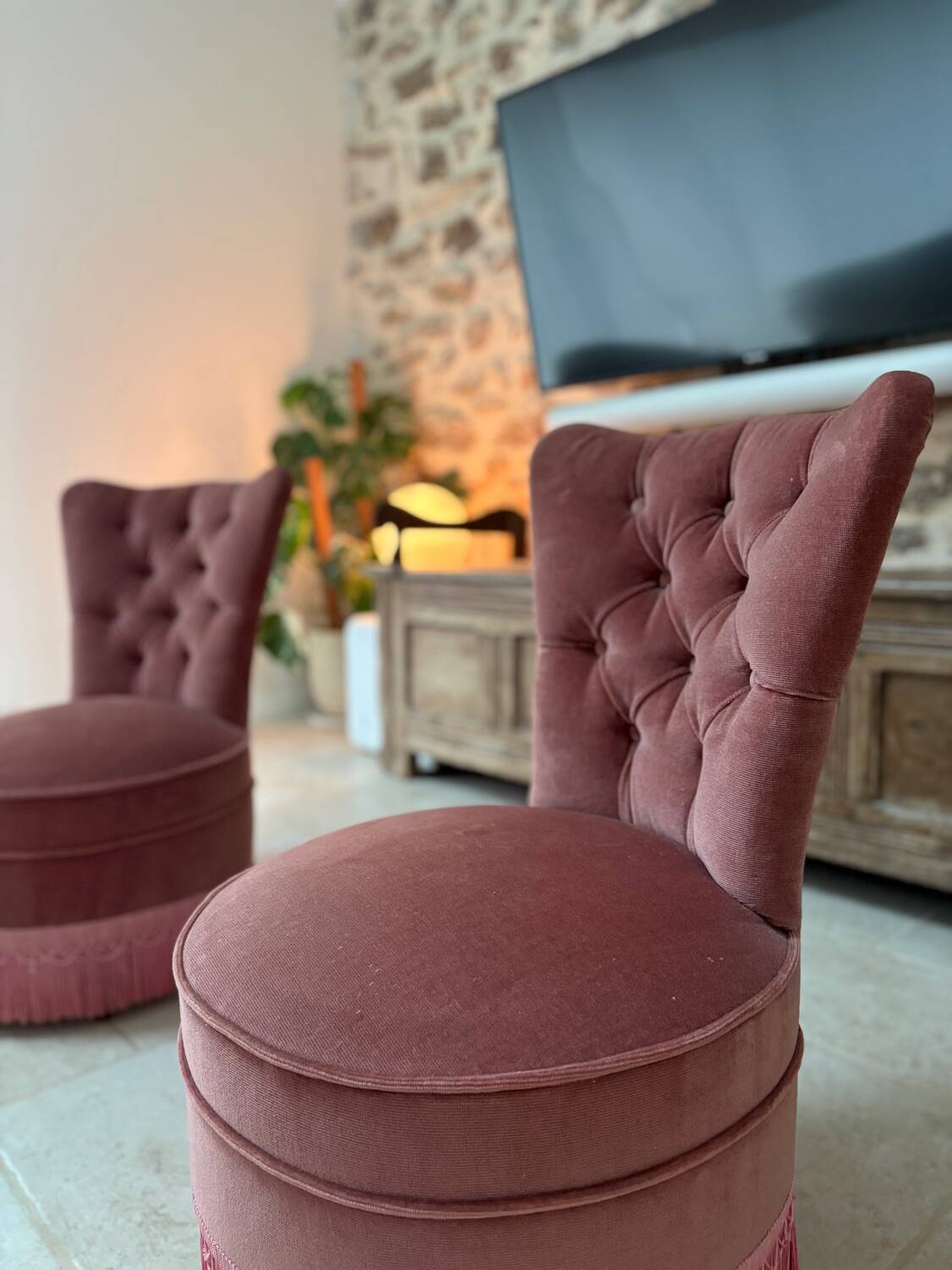 Paire de fauteuils en velours rose