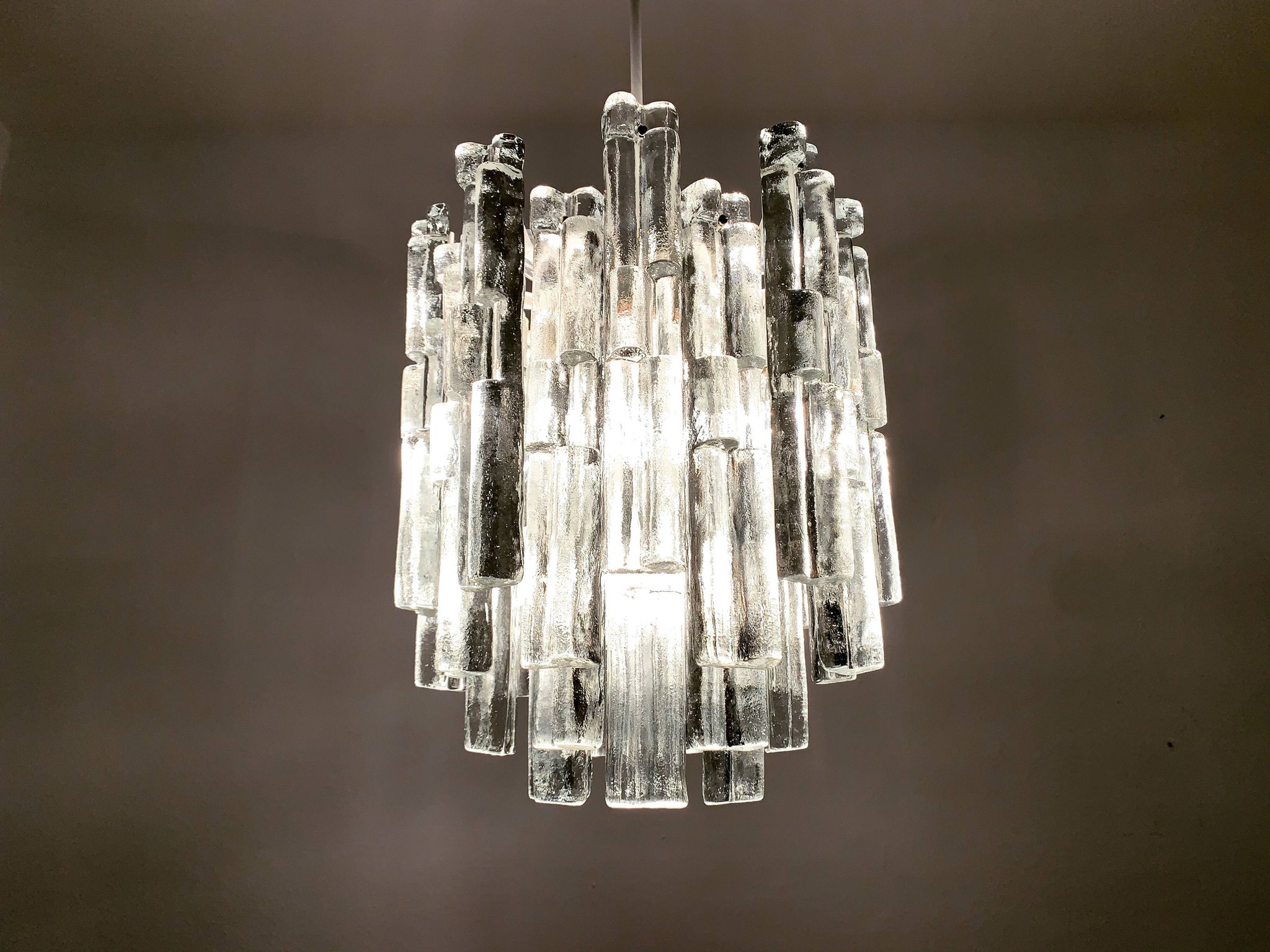 Chandelier en verre de glace autrichien par J.T. Kalmar