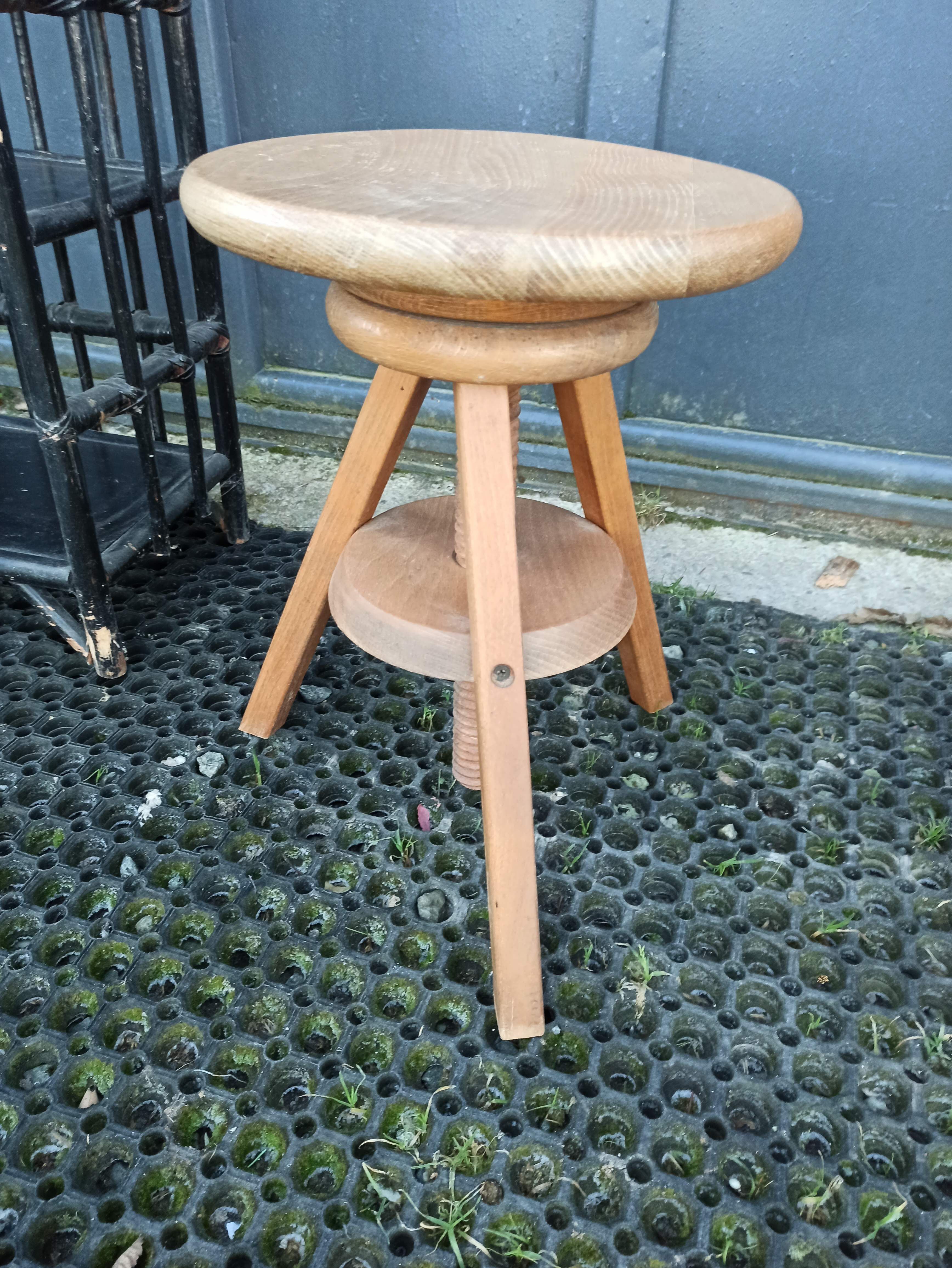 Wooden workshop screw stool from 46 to 65 cm