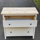 Paire de commodes scandinaves blanches en bois massif
