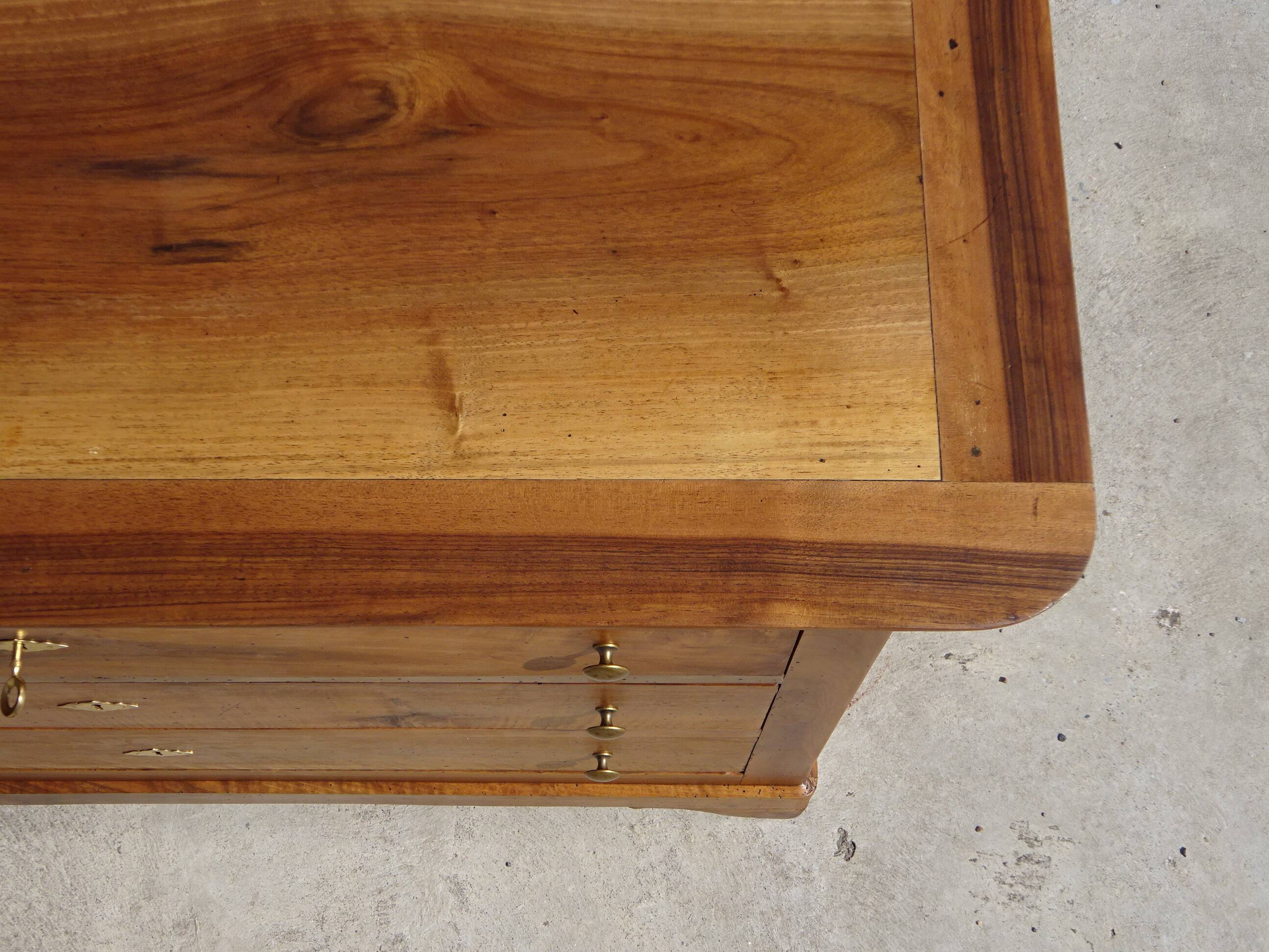 Antique Louis Philippe chest of drawers made entirely of walnut.