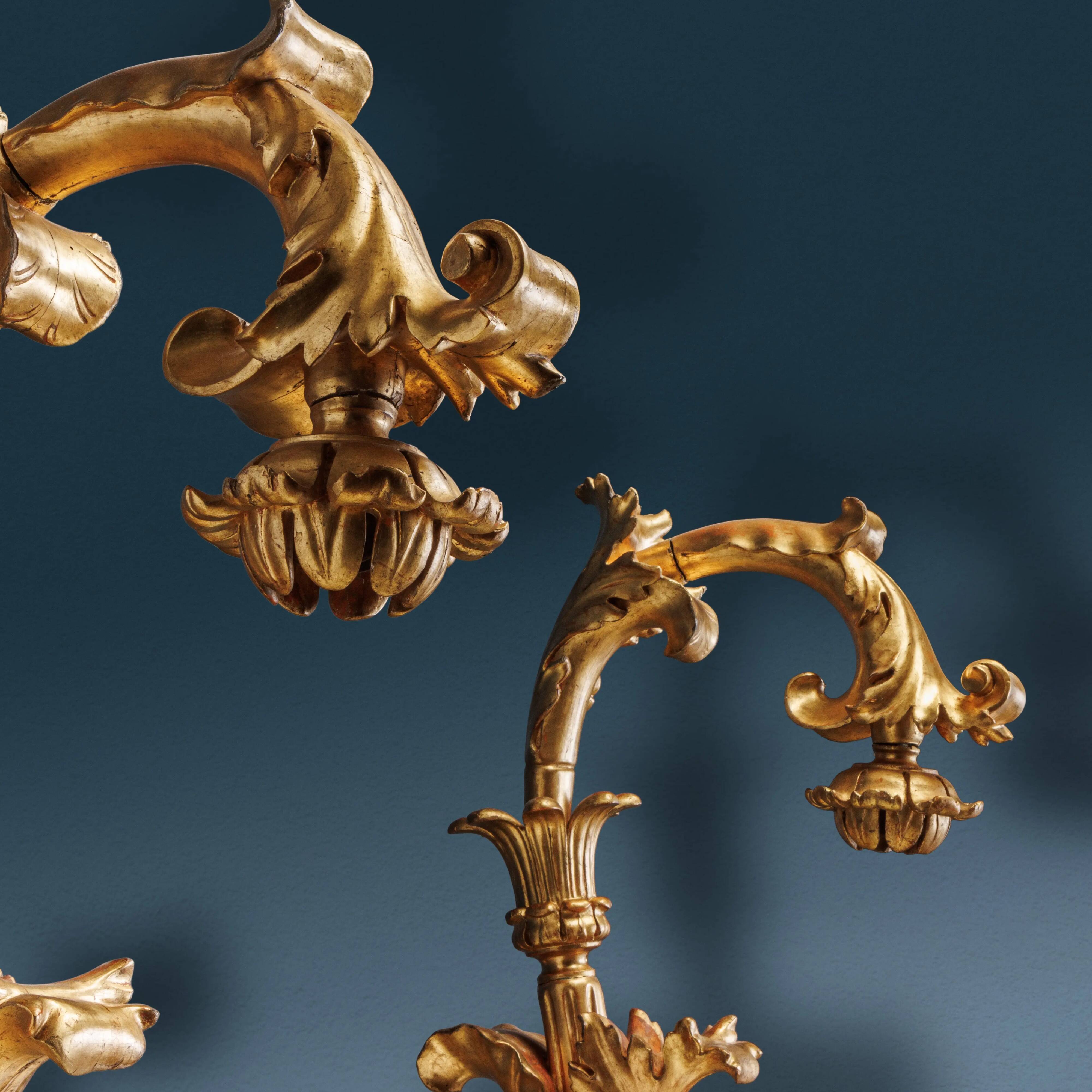 Paire de supports de lanternes baroques anciens en bois doré, Italie, XVIII Century