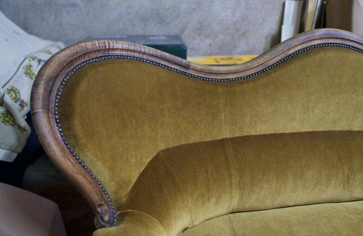 Three-seater velvet canapé in green, Louis Philippe style, 19th century.