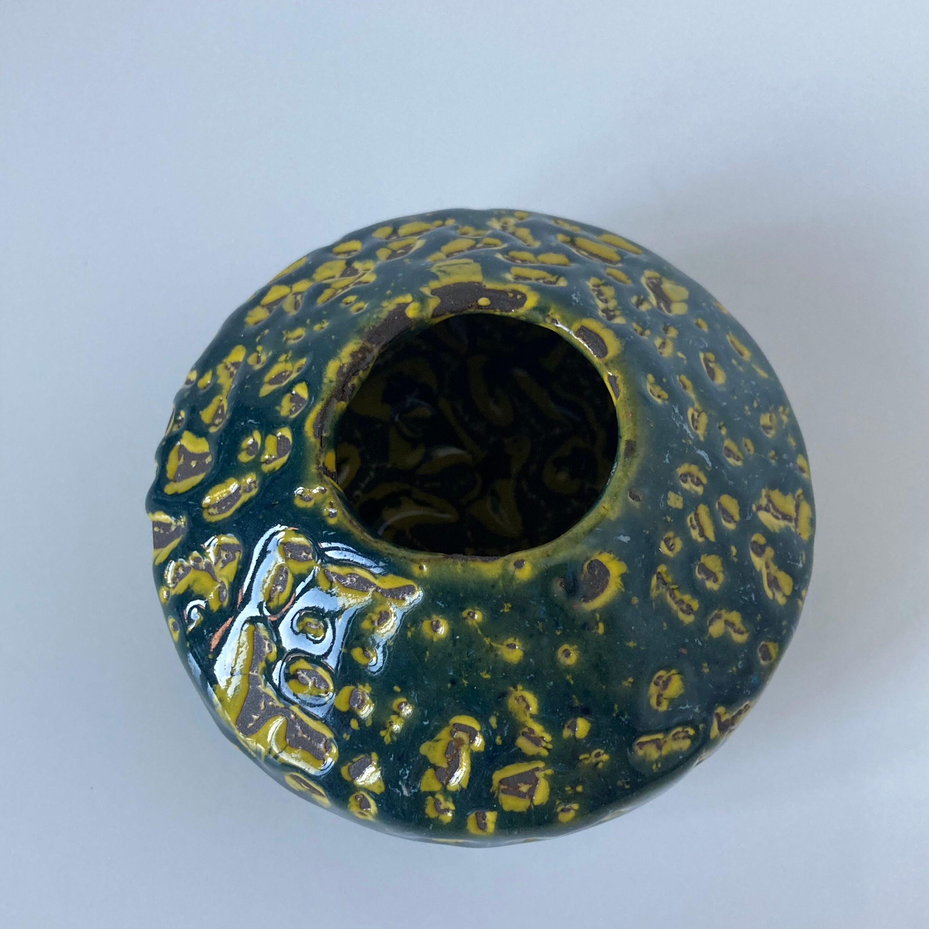 Réunion de trois céramiques d’artiste signées comprenant deux vases et une coupelle