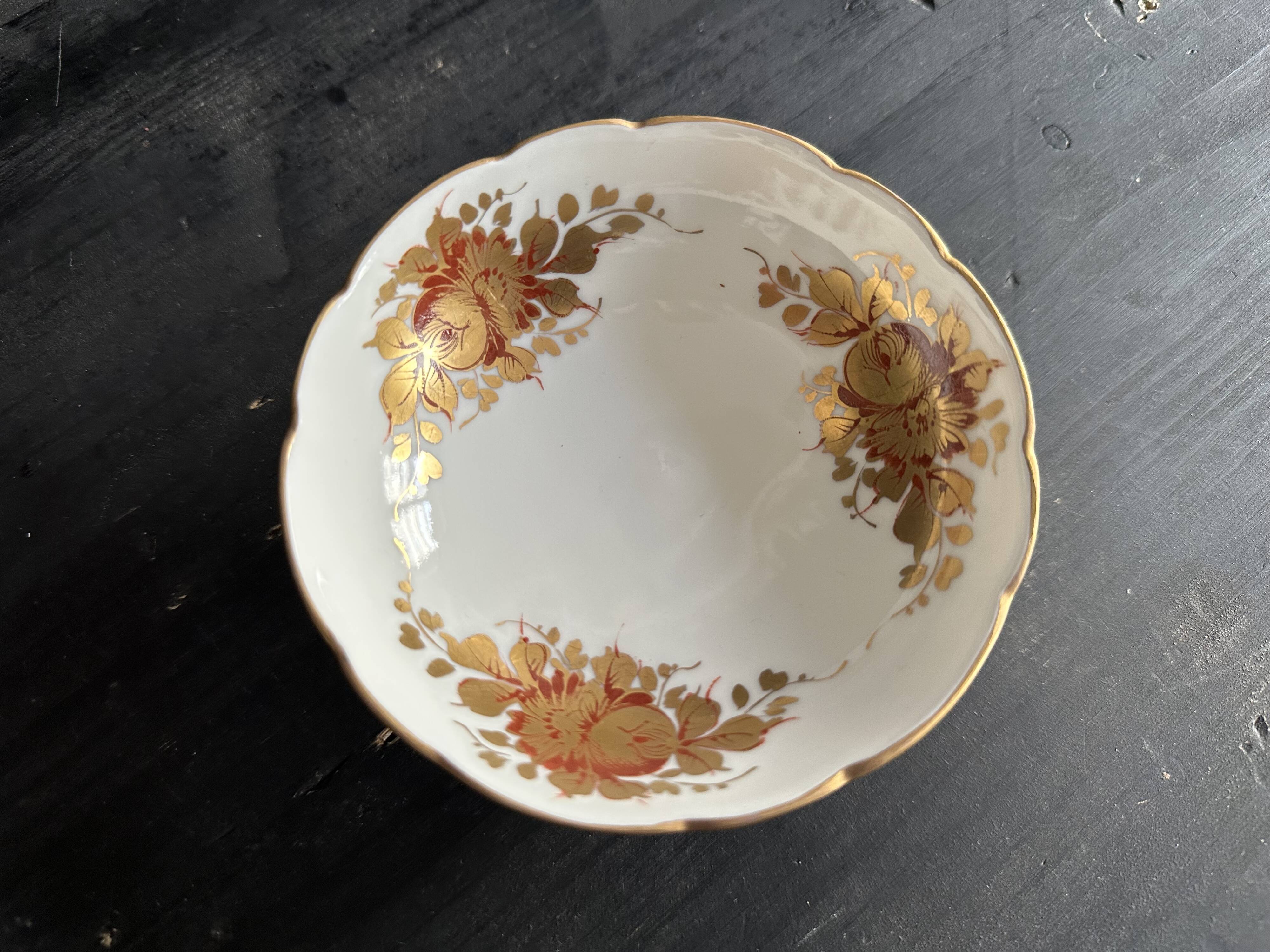 Pair of tripod bowls in gilded Limoges porcelain.