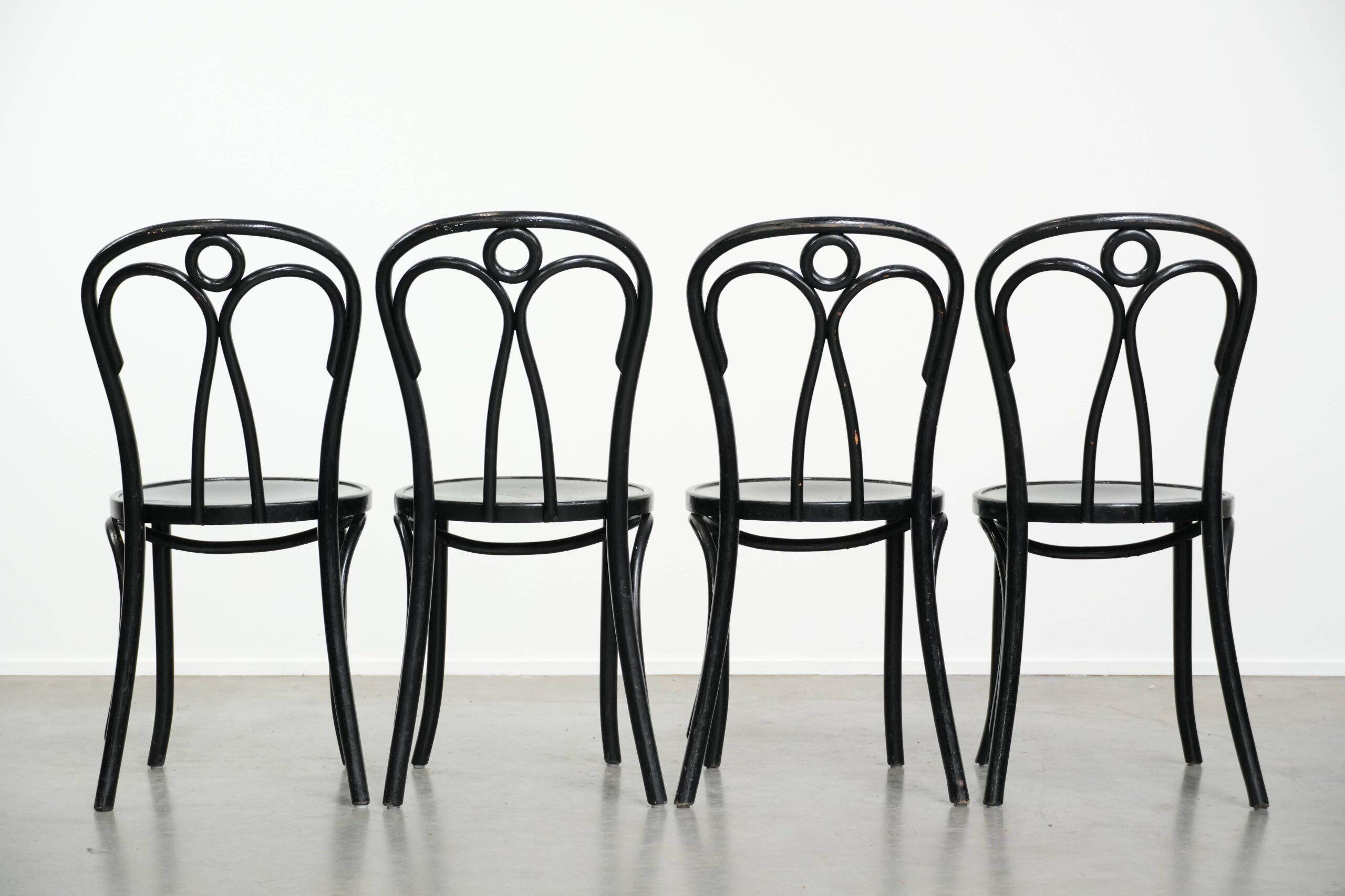 Ensemble de 4 chaises de bistrot noires de style Thonet vintage