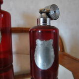 Ensemble de flacon pour salle de bain verre rouge et étain mid-century