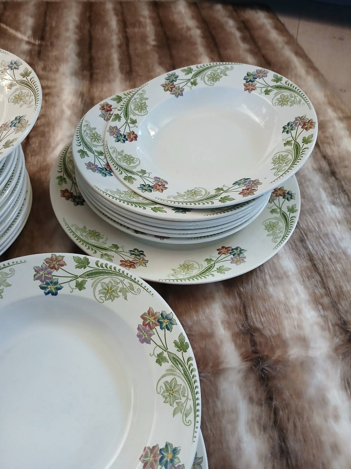 23 assiettes + plat anciens U&C Sarreguemines