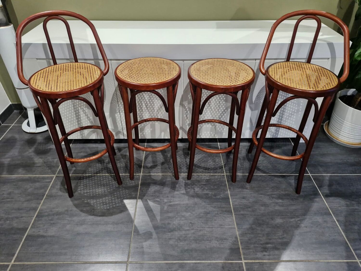 Lot de 4 tabourets de bistrot en cannage vintage