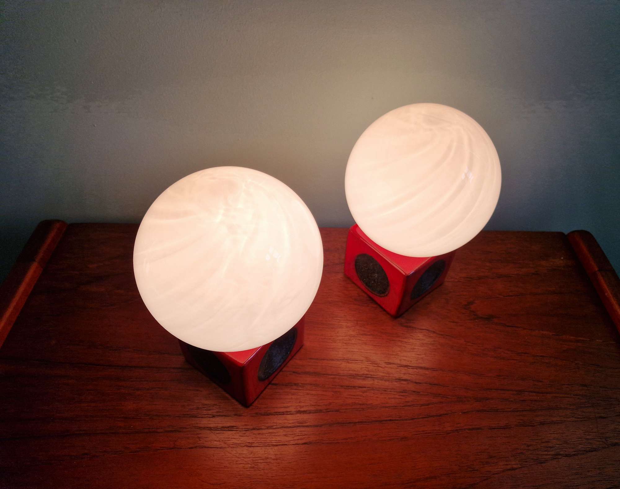 Paire de lampes de chevet en céramique rouge et opaline blanche, 1970