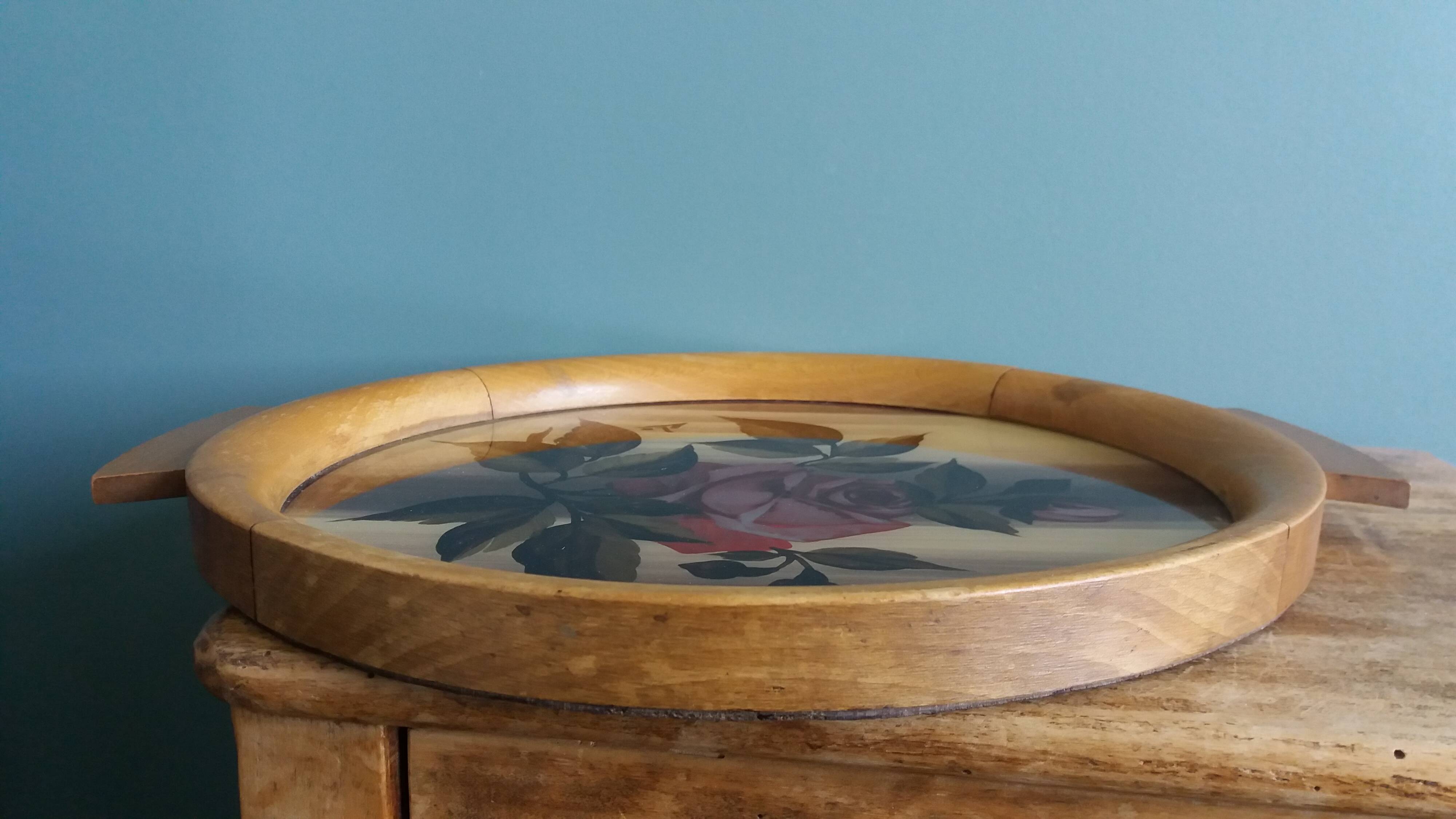 Round Art Deco plate, painted decoration signed, roses