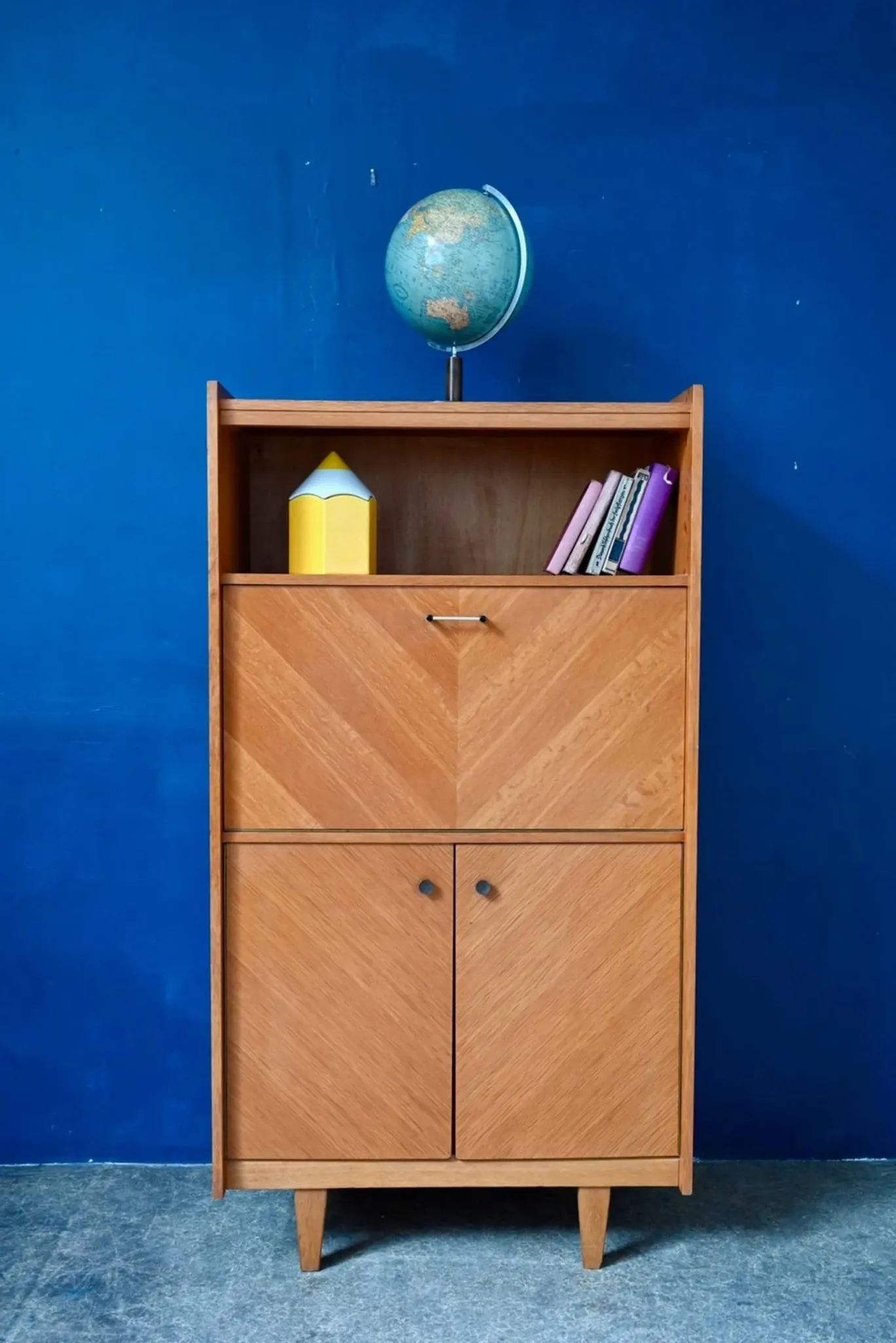 Vintage secretary bookcase from the 50s and 60s, oak with chevron marquetry.