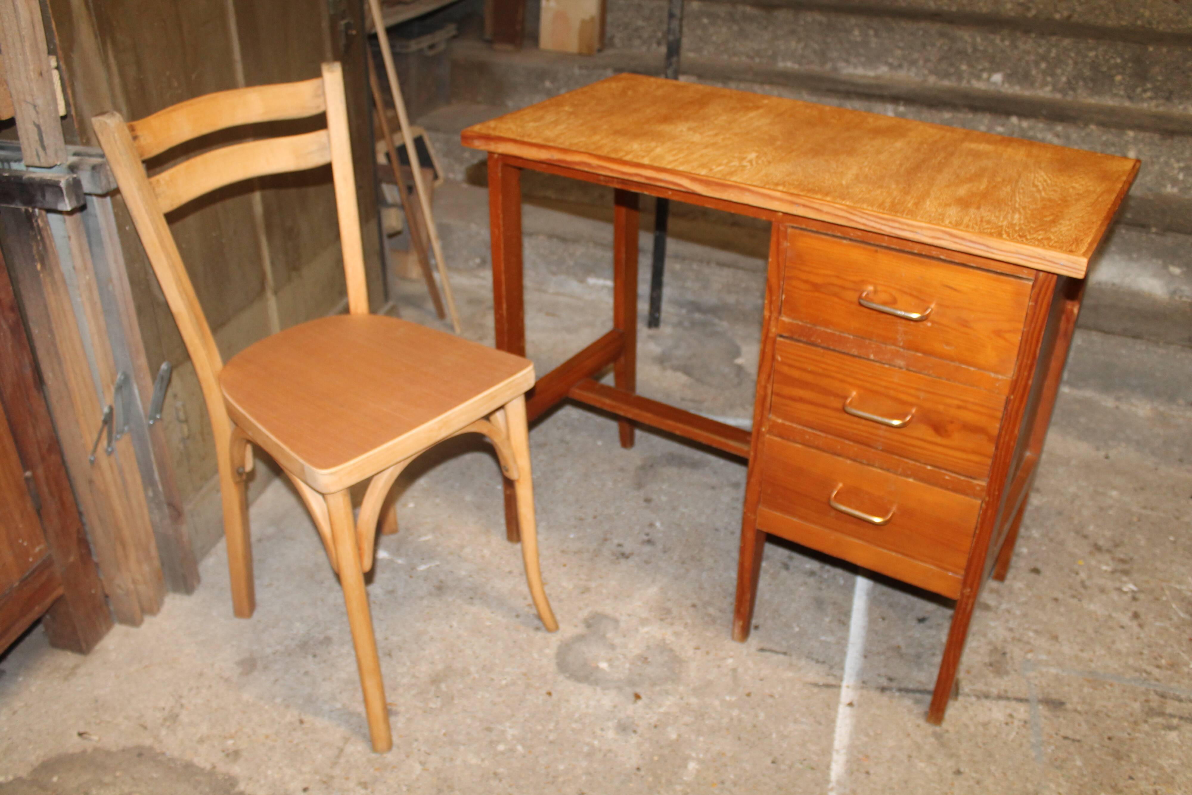 Desk and its baumann chair