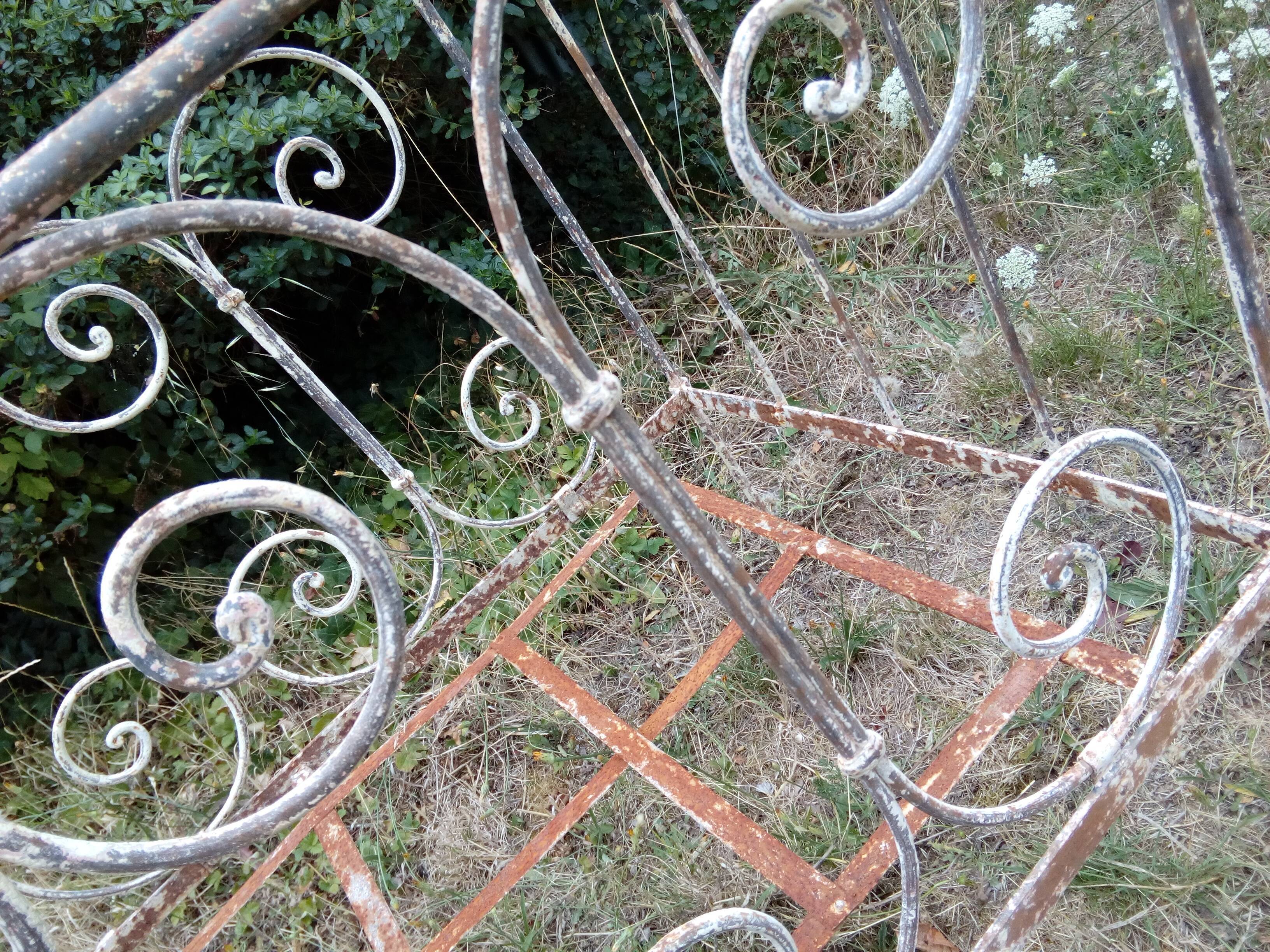Cage iron crib