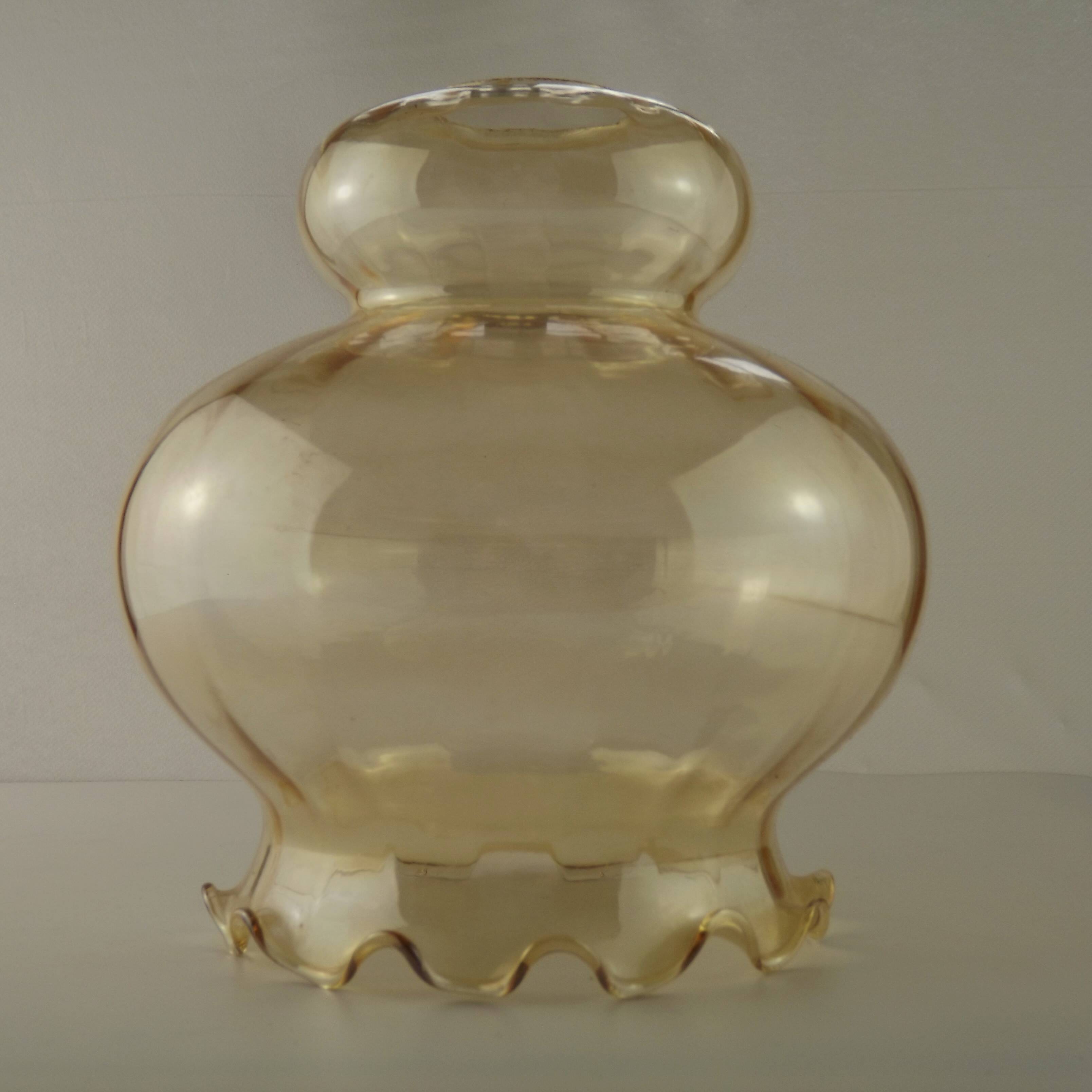 Grand abat-jour en verre ambré du milieu du siècle avec effet nervuré et bord festonné