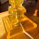 Lampe de table Hollywood Regency avec base en lucite