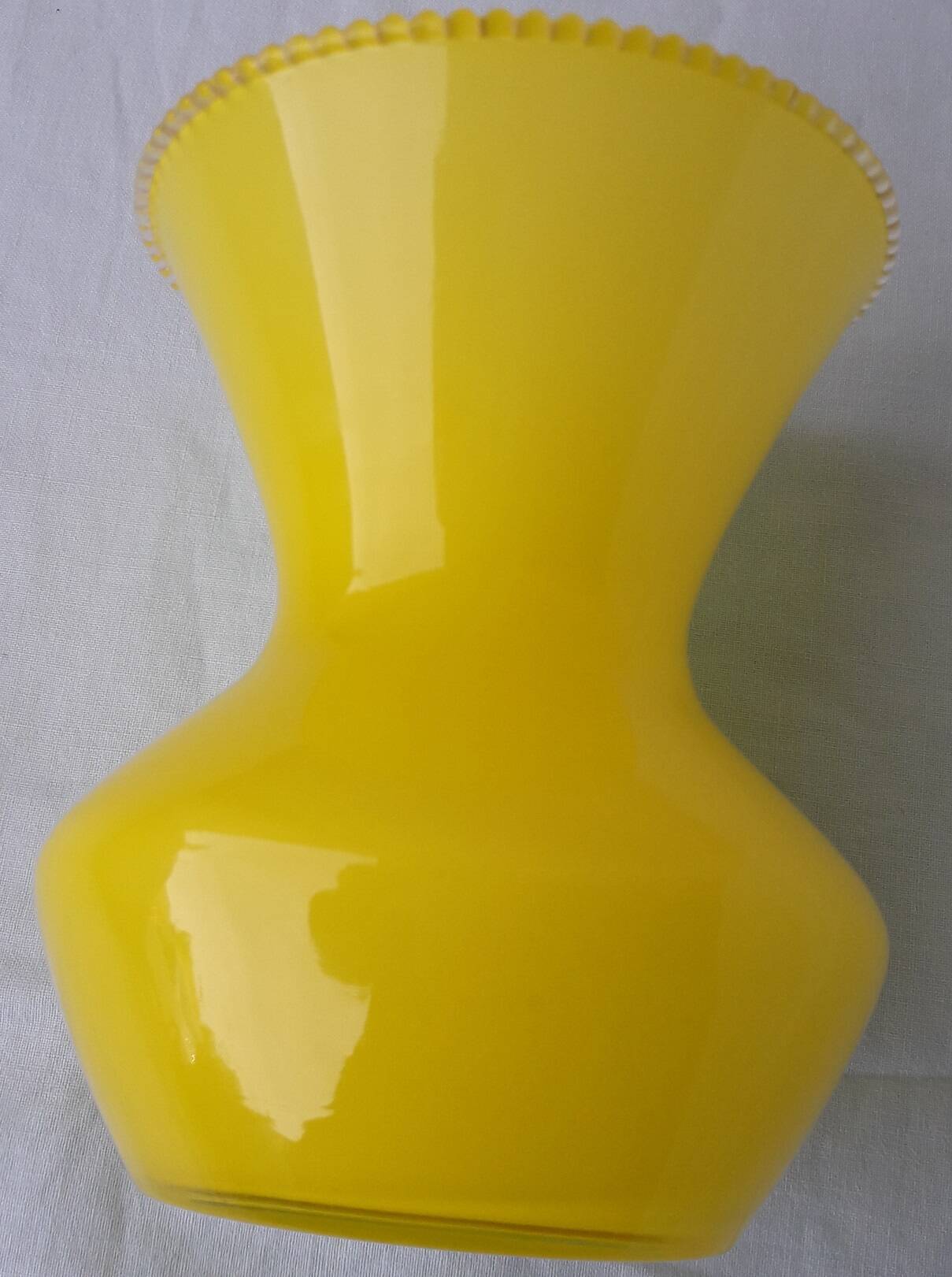 Vase en verre jaune