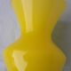 Vase en verre jaune
