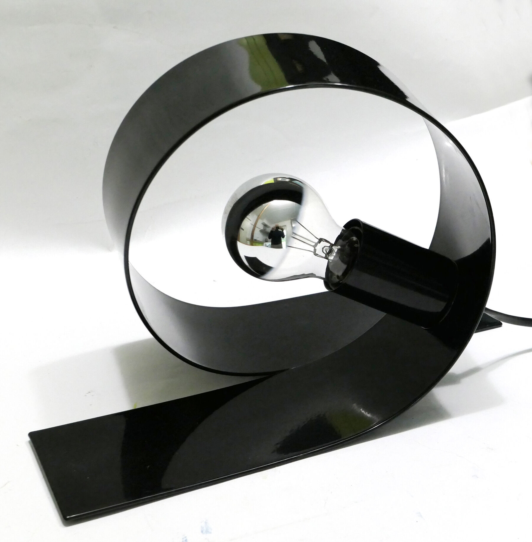 Lampe à poser design en métal laqué noir