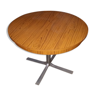Flexible round table in formica and aluminum foot
