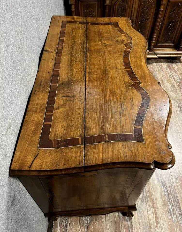 Commode Arbalète époque Louis XV en marqueterie de bois nobles