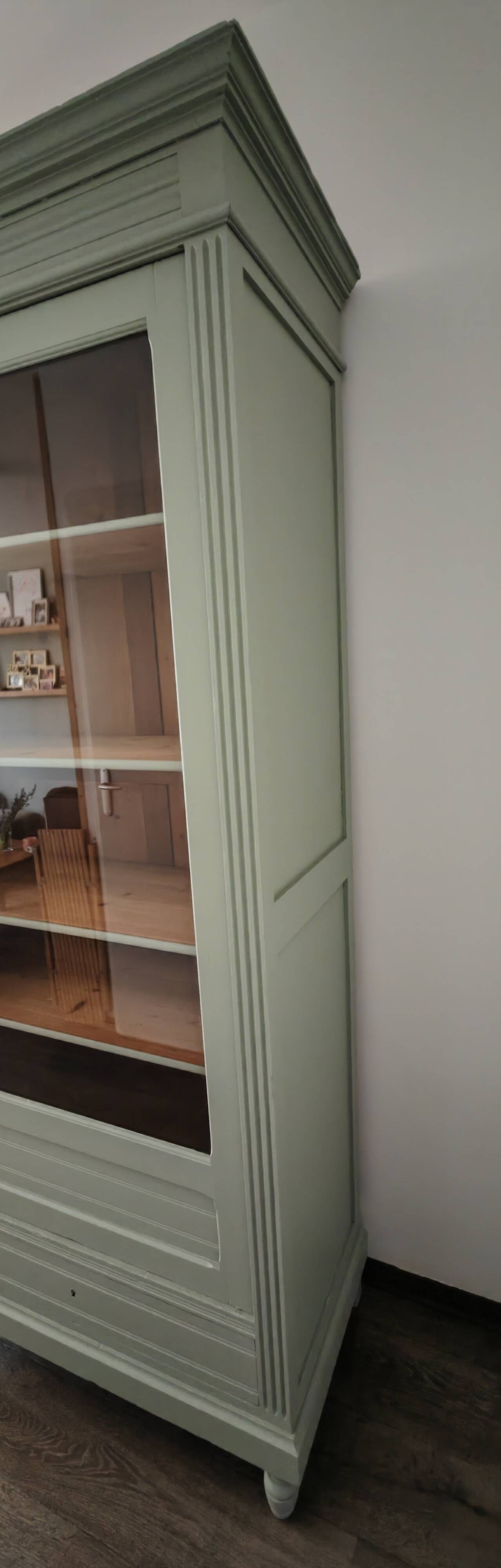 Armoire vitrée parisienne