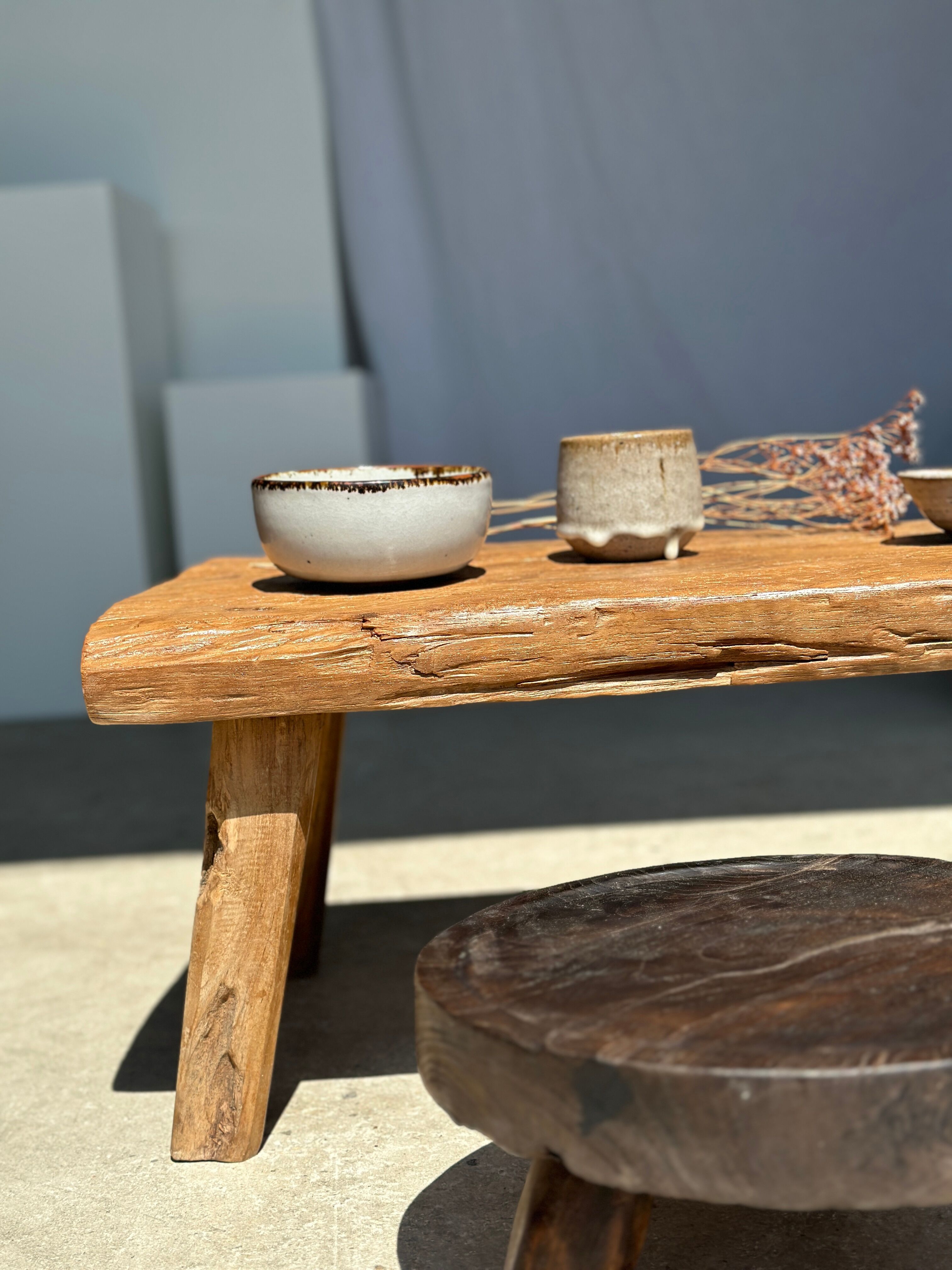 Coffee table in blond teak quadripod