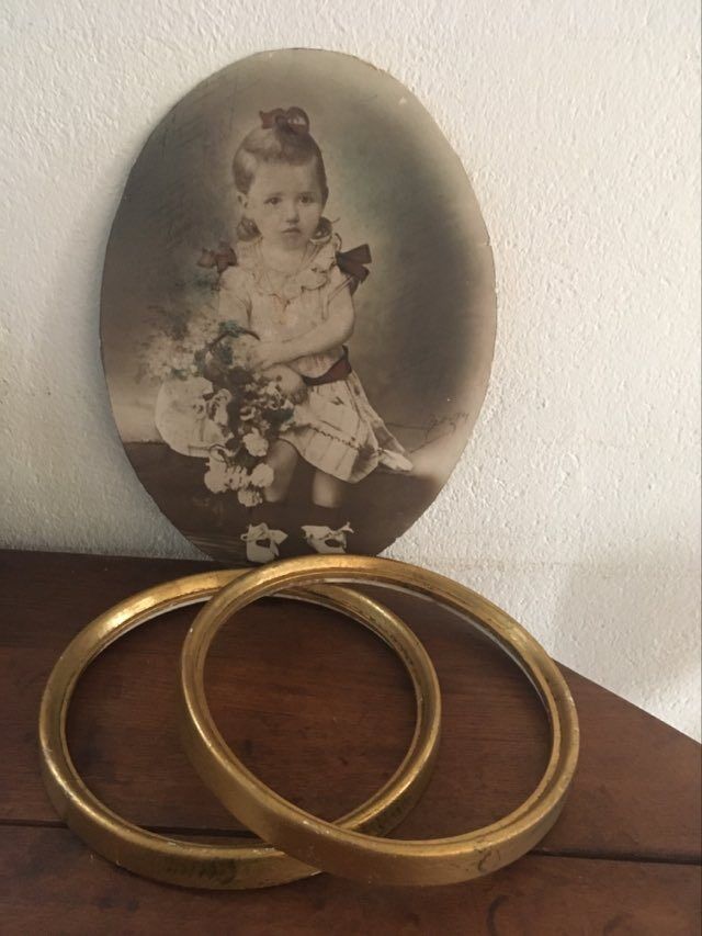 Round frames in gilded wood.