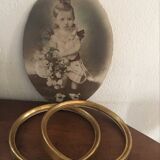 Round frames in gilded wood.