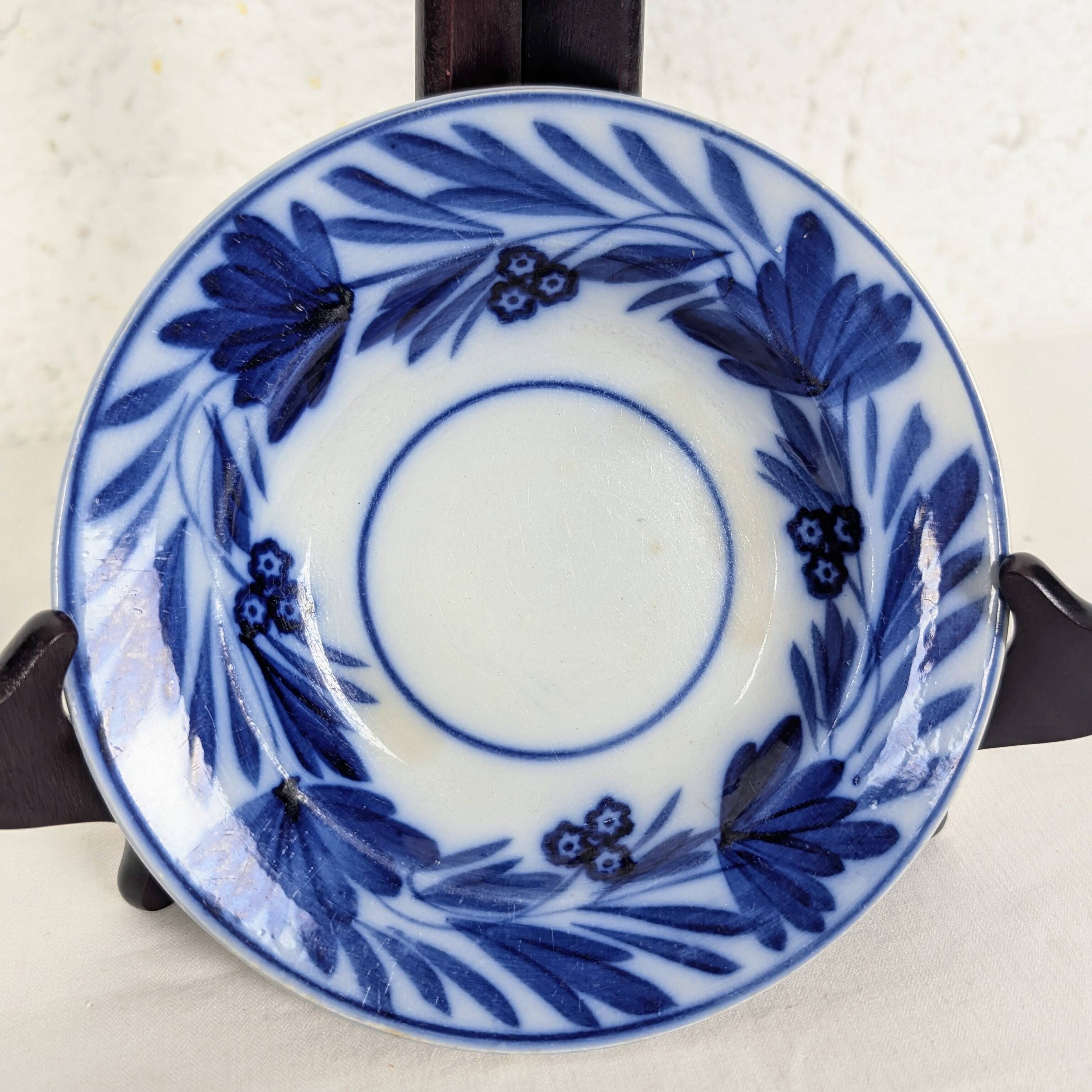 Small plate Sarreguemines & Digoin with cobalt blue floral decoration.