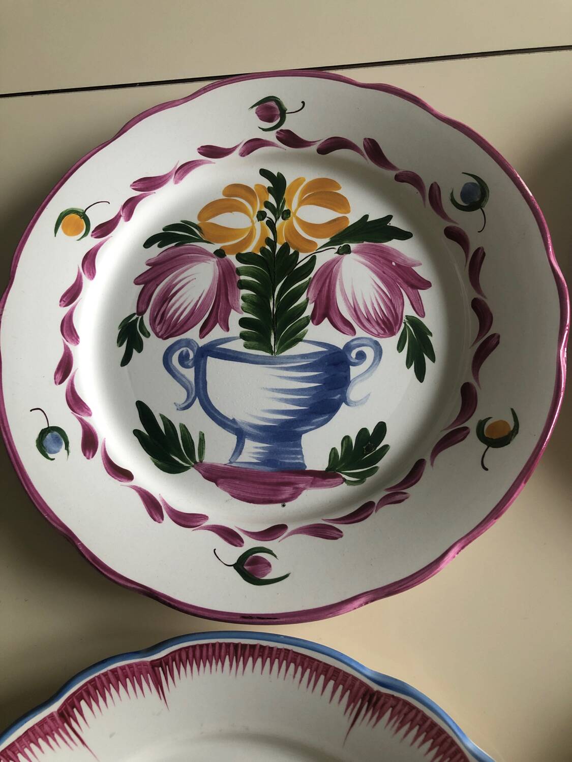 8 assiettes anciennes en faïence d’Art Clamecy décorée main
