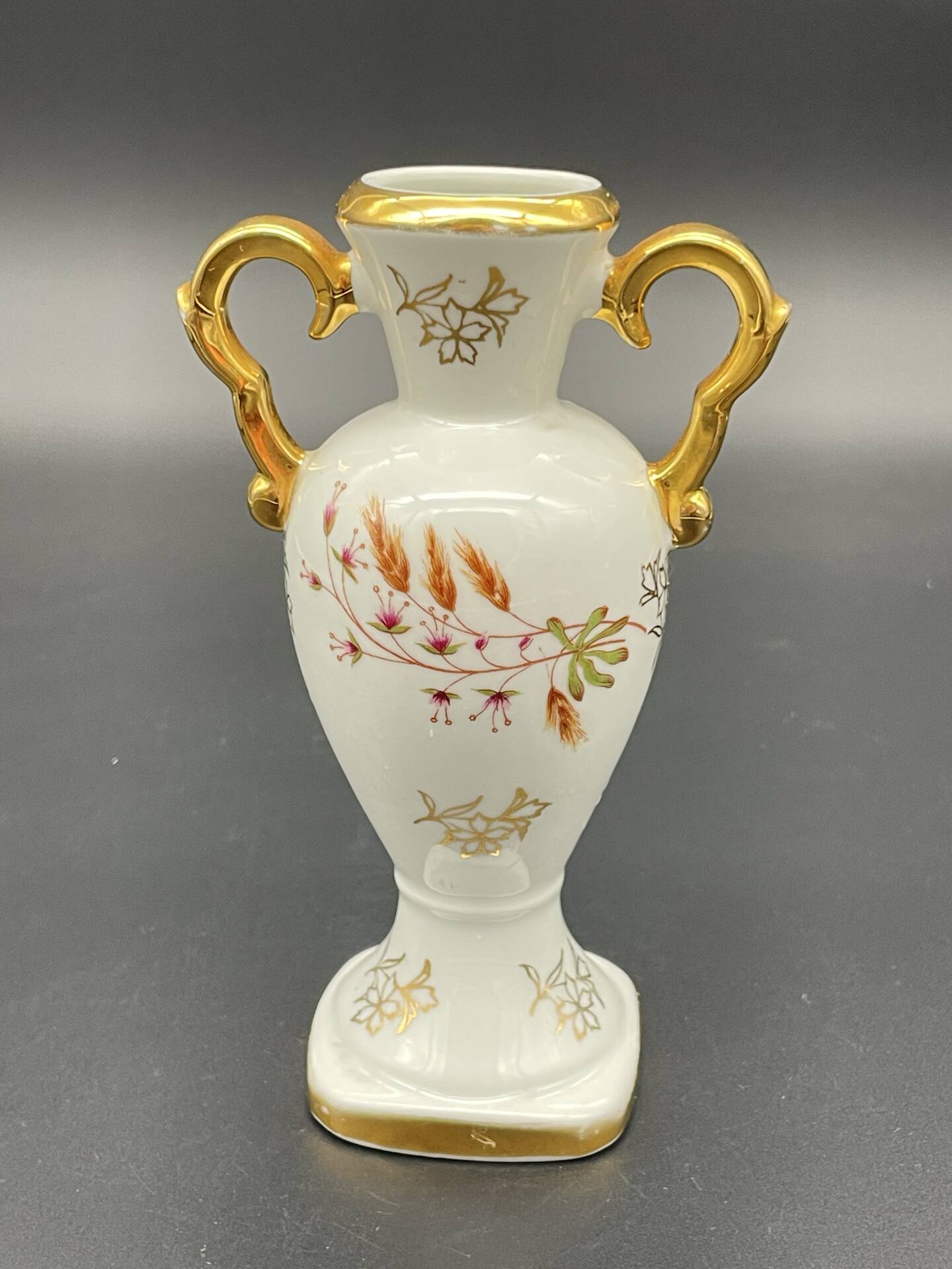 Small amphora vase in Limoges porcelain with gilded handles.