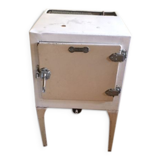 Réfrigérateur de marque frigélux, modèle bijou, environ du début des années 1930.