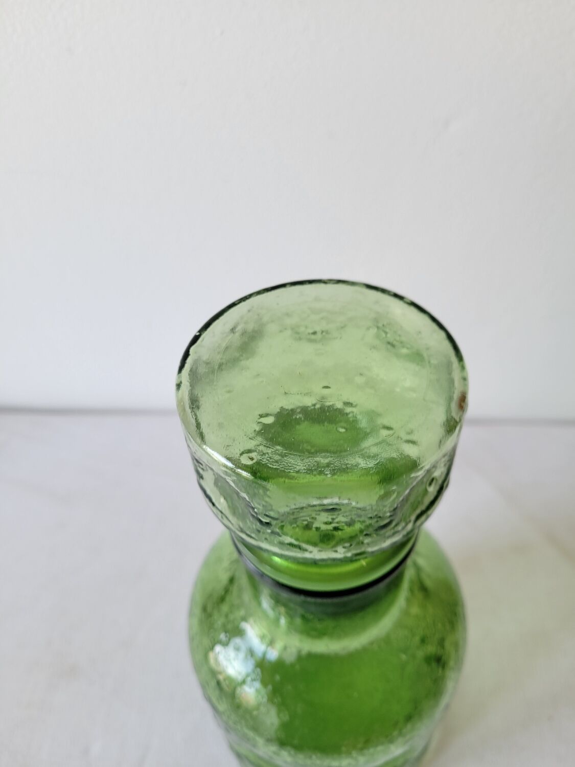 Carafe en verre vert