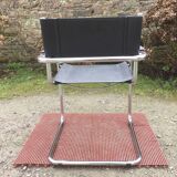 Design armchair with chrome metal tubular base and seat in black Skaï