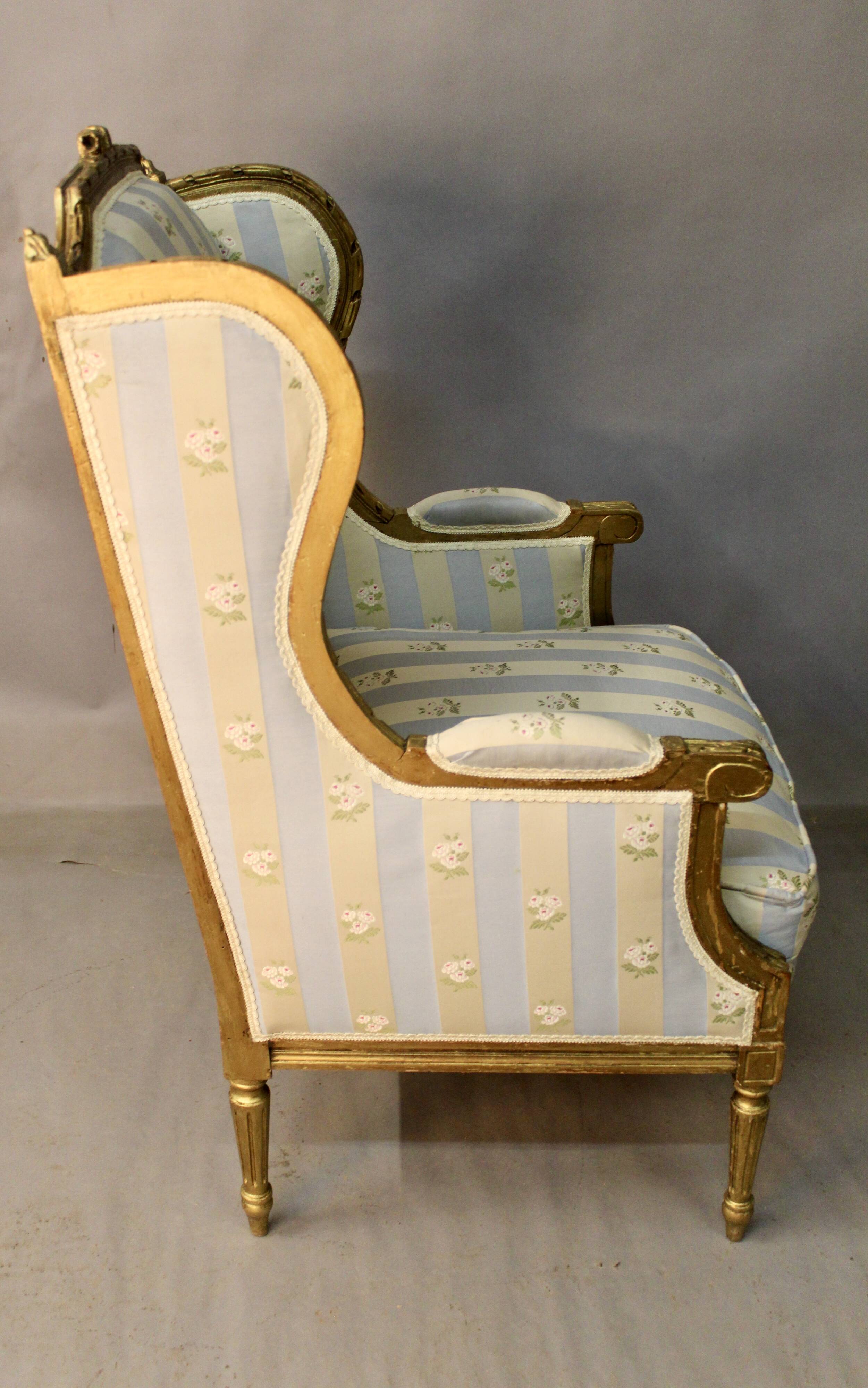 Bergère à oreilles de style louis xvi en bois doré
