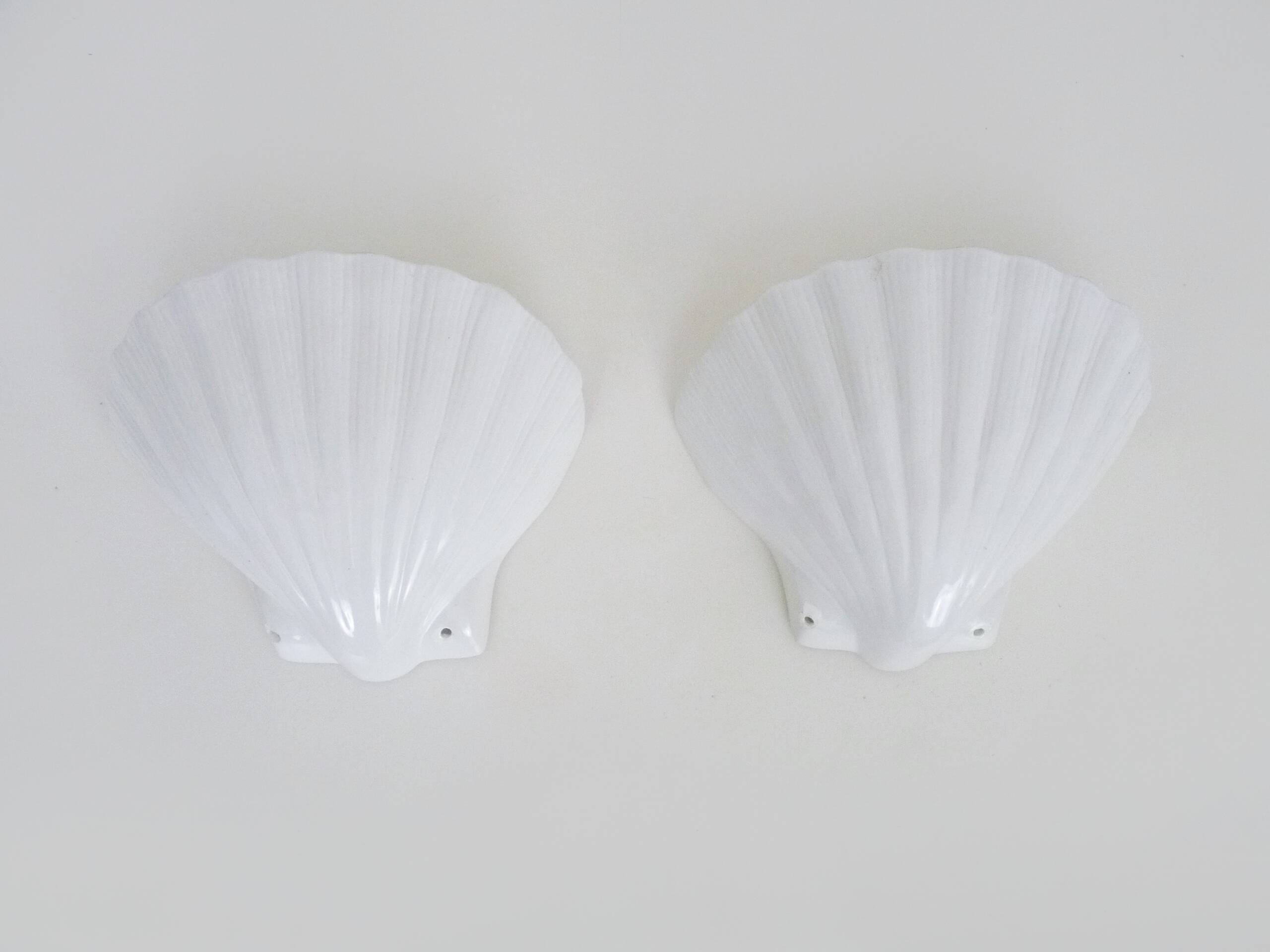 Pair of shell wall lights, in white ceramic. 80s 90s