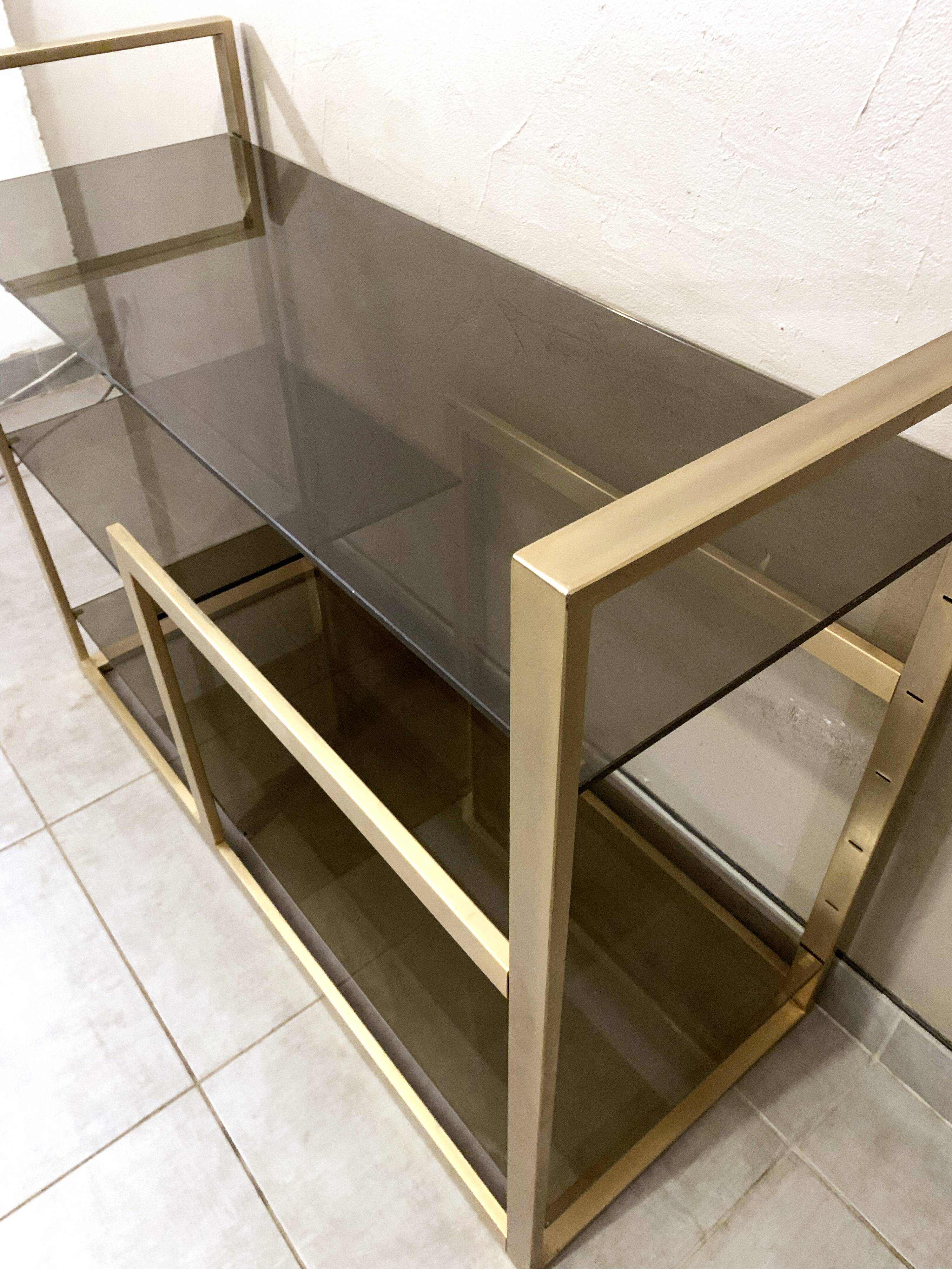 Console / étagère vintage en laiton doré et verre fumé des années 50