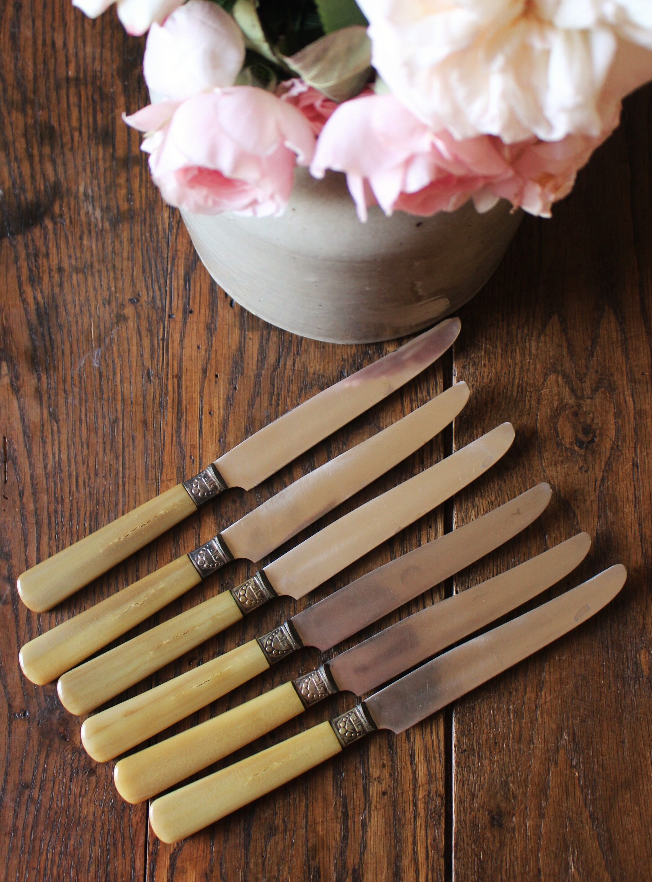 Lot 6 couteaux lame acier RT Papillon manches bakélite viroles