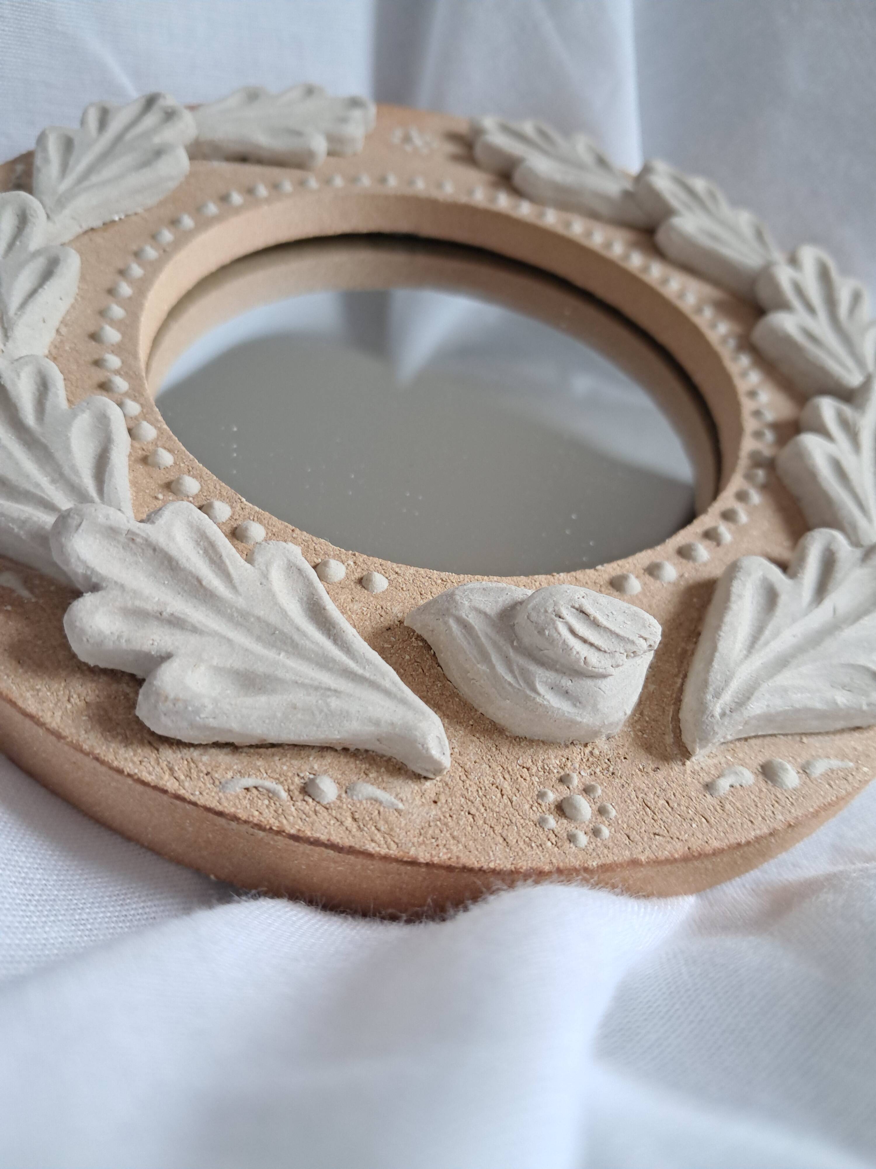 Miroir en grès roux et blanc, feuilles de chêne