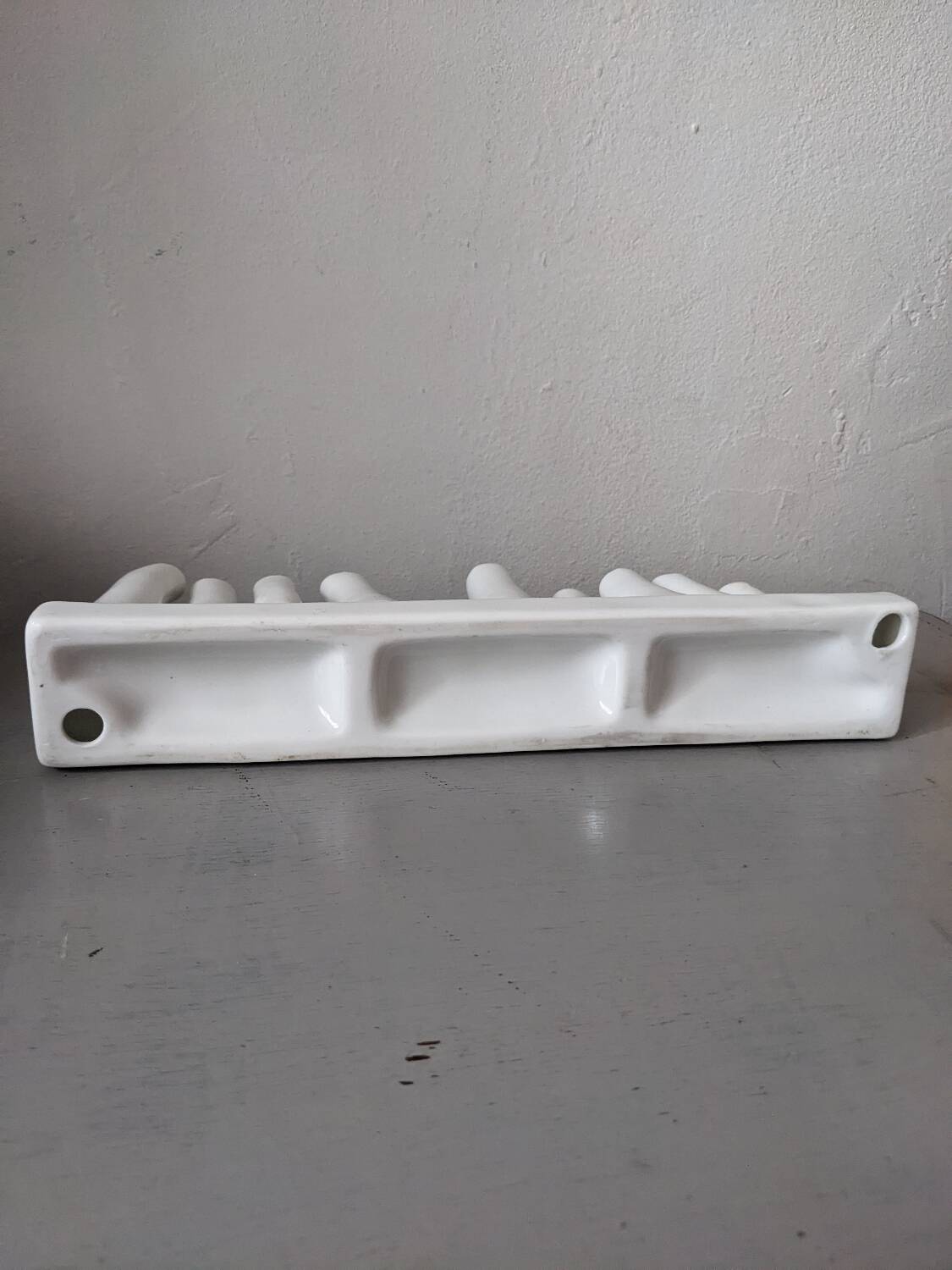 set of decorative vases composed of 11 white ceramic soliflores, evoking the delicate appearance of coral. In good general condition, despite some chips. Dimensions: 29.5 * 5.2 * 11.5 cm.