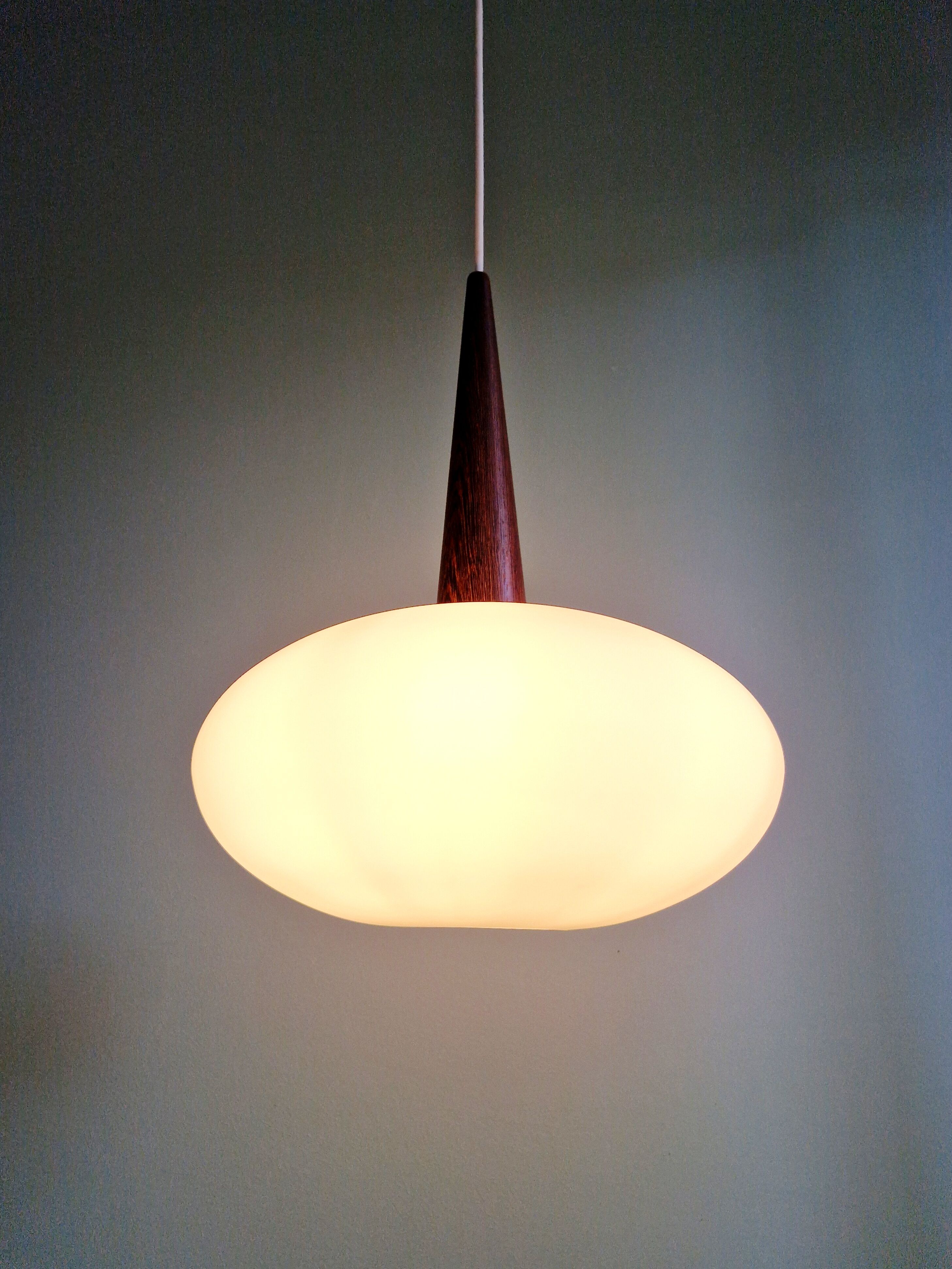 Scandinavian suspension in teak and white opaline, Louis Kalff, Philips, 1960.