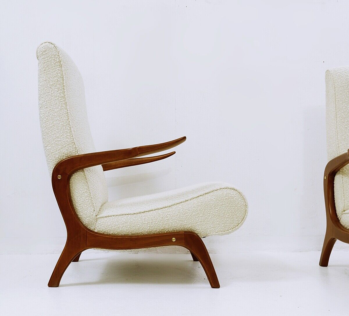 Paire de fauteuils des années 1960 en bouclette blanche